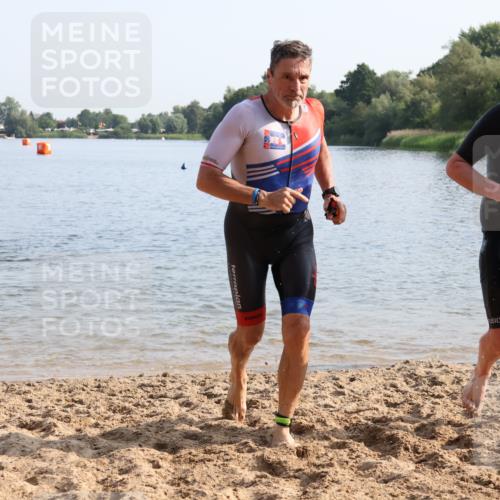 15.06.2025 - 27. Vierlanden-Triathlon Lena Gebhardt http://msf.ph/oto/8047392 15.06.2025 08:47:55 Schwimmen 16, 34, 167, 193 meine-sportfotos.de