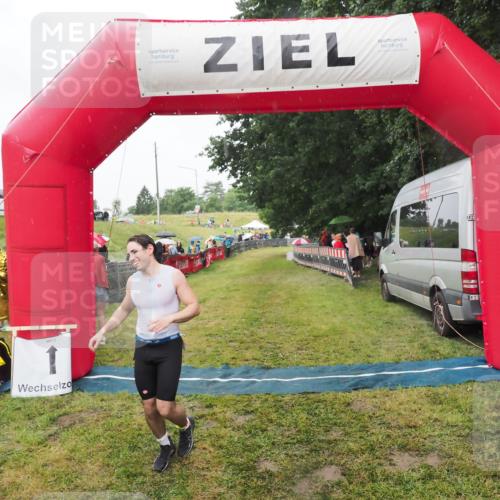 21.06.2025 - 27. Vierlanden-Triathlon MichiJ http://msf.ph/oto/8047393 15.06.2026 14:12:40 Ziel 19, 1279 meine-sportfotos.de