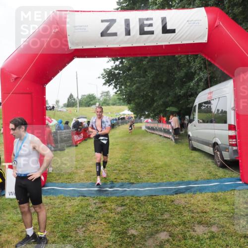 21.06.2025 - 27. Vierlanden-Triathlon MichiJ http://msf.ph/oto/8047403 15.06.2026 14:12:55 Ziel 1234 meine-sportfotos.de
