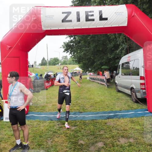 21.06.2025 - 27. Vierlanden-Triathlon MichiJ http://msf.ph/oto/8047409 15.06.2026 14:12:55 Ziel 1234 meine-sportfotos.de