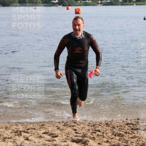 15.06.2025 - 27. Vierlanden-Triathlon Lena Gebhardt http://msf.ph/oto/8047417 15.06.2025 08:48:02 Schwimmen 16, 34, 167, 193 meine-sportfotos.de
