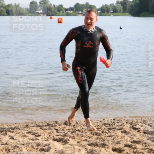 15.06.2025 - 27. Vierlanden-Triathlon Lena Gebhardt http://msf.ph/oto/8047419 15.06.2025 08:48:03 Schwimmen 16, 34, 167, 193 meine-sportfotos.de
