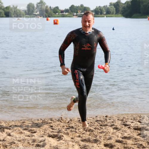 15.06.2025 - 27. Vierlanden-Triathlon Lena Gebhardt http://msf.ph/oto/8047421 15.06.2025 08:48:03 Schwimmen 16, 34, 167, 193 meine-sportfotos.de
