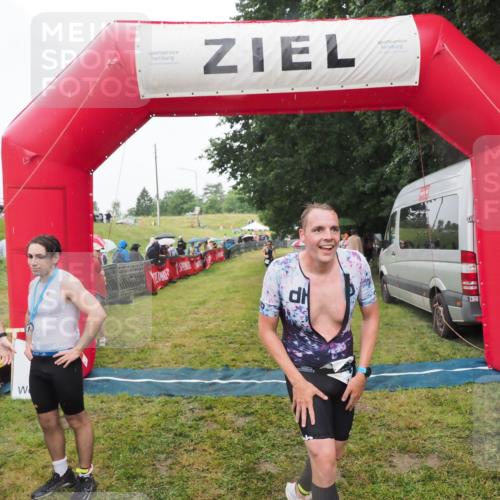 21.06.2025 - 27. Vierlanden-Triathlon MichiJ http://msf.ph/oto/8047422 15.06.2026 14:12:57 Ziel 1195, 1234 meine-sportfotos.de