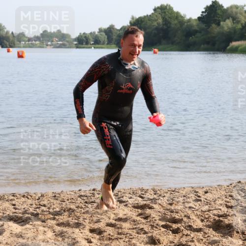 15.06.2025 - 27. Vierlanden-Triathlon Lena Gebhardt http://msf.ph/oto/8047423 15.06.2025 08:48:04 Schwimmen 16, 34, 167, 193 meine-sportfotos.de