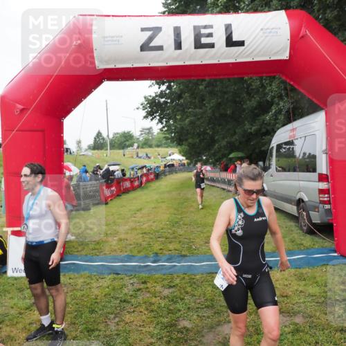 21.06.2025 - 27. Vierlanden-Triathlon MichiJ http://msf.ph/oto/8047424 15.06.2026 14:13:02 Ziel 918, 1195 meine-sportfotos.de