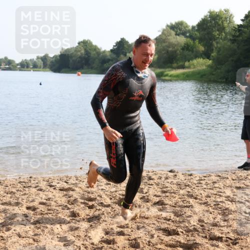 15.06.2025 - 27. Vierlanden-Triathlon Lena Gebhardt http://msf.ph/oto/8047426 15.06.2025 08:48:04 Schwimmen 16, 34, 167, 193 meine-sportfotos.de