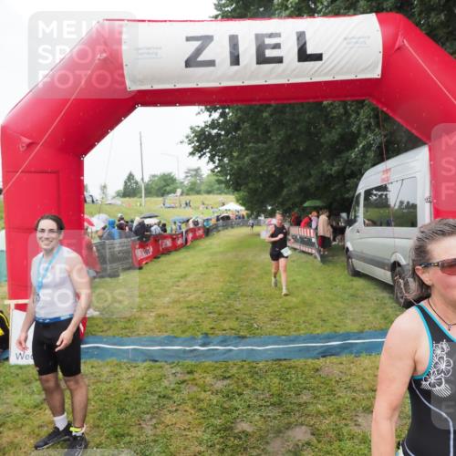 21.06.2025 - 27. Vierlanden-Triathlon MichiJ http://msf.ph/oto/8047429 15.06.2026 14:13:03 Ziel 918, 1195 meine-sportfotos.de