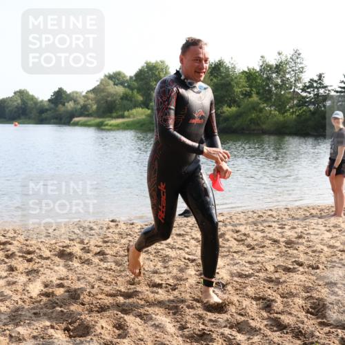15.06.2025 - 27. Vierlanden-Triathlon Lena Gebhardt http://msf.ph/oto/8047432 15.06.2025 08:48:05 Schwimmen 16, 34, 167, 193 meine-sportfotos.de