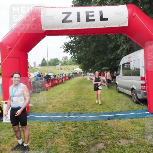 21.06.2025 - 27. Vierlanden-Triathlon MichiJ http://msf.ph/oto/8047433 15.06.2026 14:13:04 Ziel 918, 1195 meine-sportfotos.de