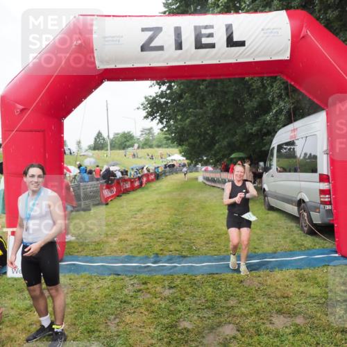 21.06.2025 - 27. Vierlanden-Triathlon MichiJ http://msf.ph/oto/8047444 15.06.2026 14:13:05 Ziel 918, 1195 meine-sportfotos.de
