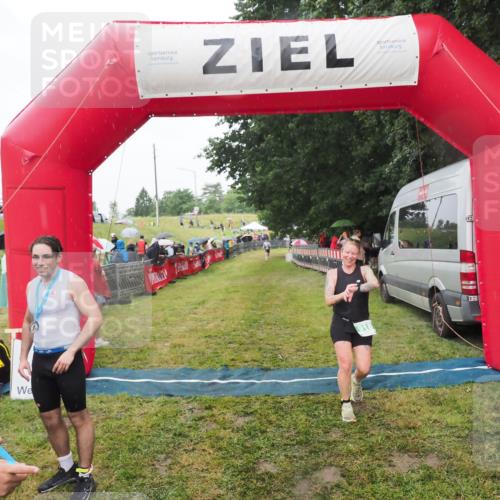 21.06.2025 - 27. Vierlanden-Triathlon MichiJ http://msf.ph/oto/8047448 15.06.2026 14:13:05 Ziel 918, 1195 meine-sportfotos.de