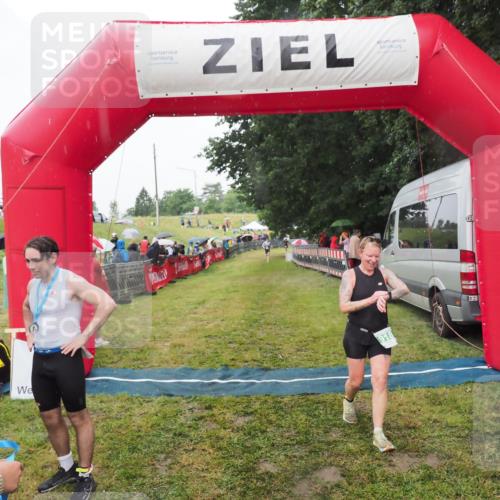 21.06.2025 - 27. Vierlanden-Triathlon MichiJ http://msf.ph/oto/8047450 15.06.2026 14:13:05 Ziel 918, 1195 meine-sportfotos.de