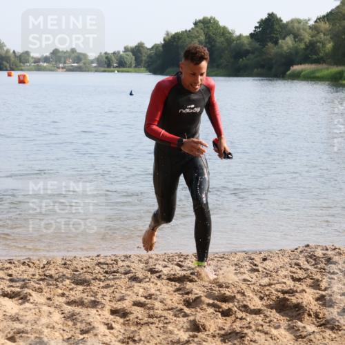 15.06.2025 - 27. Vierlanden-Triathlon Lena Gebhardt http://msf.ph/oto/8047451 15.06.2025 08:48:19 Schwimmen 70 meine-sportfotos.de