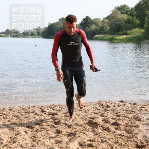 15.06.2025 - 27. Vierlanden-Triathlon Lena Gebhardt http://msf.ph/oto/8047452 15.06.2025 08:48:19 Schwimmen 70 meine-sportfotos.de