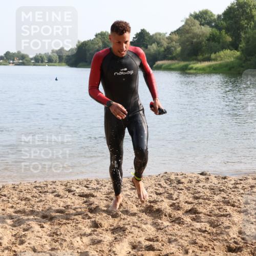 15.06.2025 - 27. Vierlanden-Triathlon Lena Gebhardt http://msf.ph/oto/8047454 15.06.2025 08:48:20 Schwimmen 70 meine-sportfotos.de