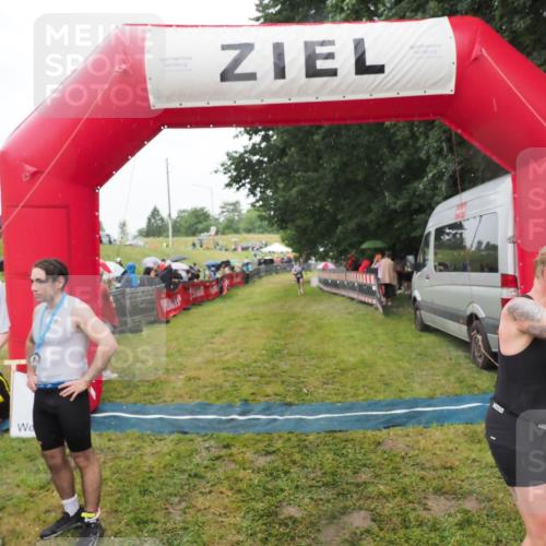 21.06.2025 - 27. Vierlanden-Triathlon MichiJ http://msf.ph/oto/8047455 15.06.2026 14:13:07 Ziel 918, 1185, 1195 meine-sportfotos.de