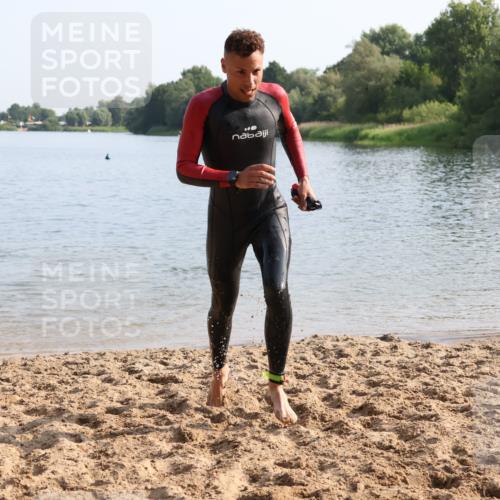 15.06.2025 - 27. Vierlanden-Triathlon Lena Gebhardt http://msf.ph/oto/8047457 15.06.2025 08:48:20 Schwimmen 70 meine-sportfotos.de