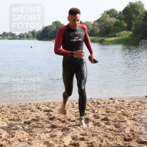 15.06.2025 - 27. Vierlanden-Triathlon Lena Gebhardt http://msf.ph/oto/8047459 15.06.2025 08:48:20 Schwimmen 70 meine-sportfotos.de