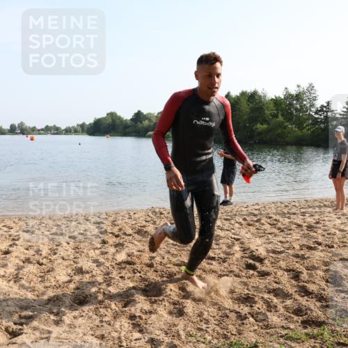 15.06.2025 - 27. Vierlanden-Triathlon Lena Gebhardt http://msf.ph/oto/8047461 15.06.2025 08:48:20 Schwimmen 70 meine-sportfotos.de