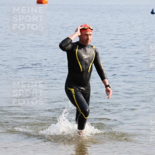 15.06.2025 - 27. Vierlanden-Triathlon Lena Gebhardt http://msf.ph/oto/8047464 15.06.2025 08:48:30 Schwimmen 123 meine-sportfotos.de