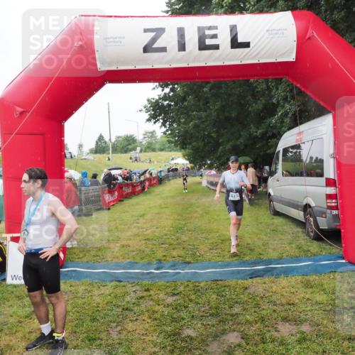 21.06.2025 - 27. Vierlanden-Triathlon MichiJ http://msf.ph/oto/8047467 15.06.2026 14:13:11 Ziel 918, 1185 meine-sportfotos.de
