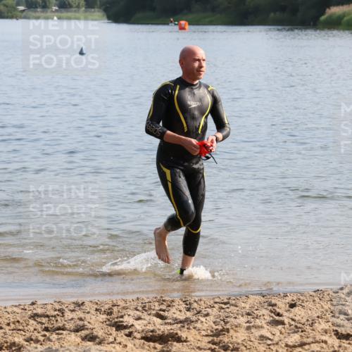 15.06.2025 - 27. Vierlanden-Triathlon Lena Gebhardt http://msf.ph/oto/8047468 15.06.2025 08:48:32 Schwimmen 123 meine-sportfotos.de
