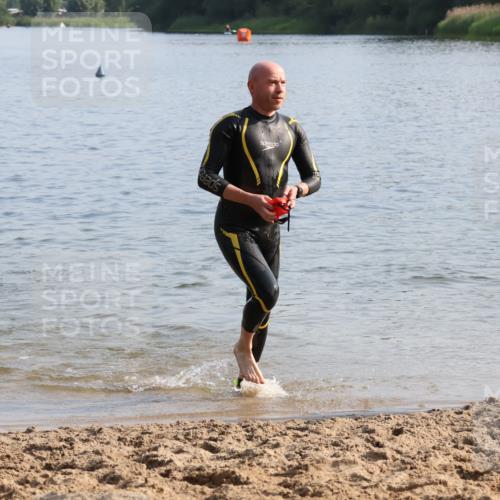 15.06.2025 - 27. Vierlanden-Triathlon Lena Gebhardt http://msf.ph/oto/8047470 15.06.2025 08:48:32 Schwimmen 123 meine-sportfotos.de
