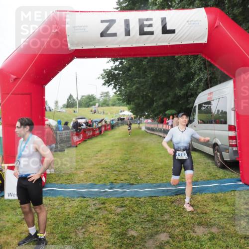 21.06.2025 - 27. Vierlanden-Triathlon MichiJ http://msf.ph/oto/8047471 15.06.2026 14:13:12 Ziel 1185 meine-sportfotos.de