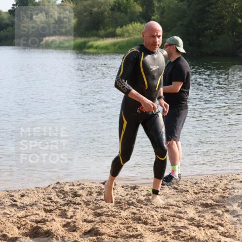 15.06.2025 - 27. Vierlanden-Triathlon Lena Gebhardt http://msf.ph/oto/8047472 15.06.2025 08:48:35 Schwimmen 123 meine-sportfotos.de
