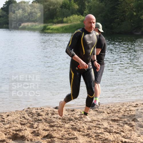 15.06.2025 - 27. Vierlanden-Triathlon Lena Gebhardt http://msf.ph/oto/8047474 15.06.2025 08:48:35 Schwimmen 123 meine-sportfotos.de