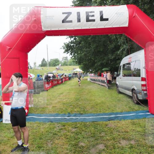 21.06.2025 - 27. Vierlanden-Triathlon MichiJ http://msf.ph/oto/8047480 15.06.2026 14:13:13 Ziel 1171, 1185 meine-sportfotos.de