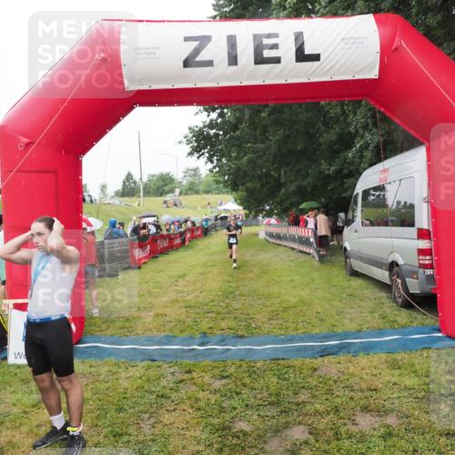 21.06.2025 - 27. Vierlanden-Triathlon MichiJ http://msf.ph/oto/8047486 15.06.2026 14:13:14 Ziel 1171, 1185 meine-sportfotos.de