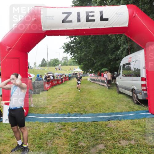 21.06.2025 - 27. Vierlanden-Triathlon MichiJ http://msf.ph/oto/8047488 15.06.2026 14:13:14 Ziel 1171, 1185 meine-sportfotos.de