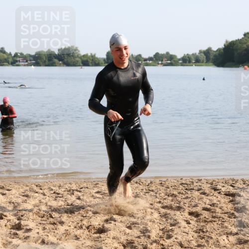 15.06.2025 - 27. Vierlanden-Triathlon Lena Gebhardt http://msf.ph/oto/8047495 15.06.2025 08:48:46 Schwimmen 19, 115, 144 meine-sportfotos.de