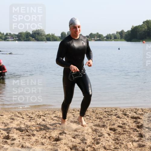 15.06.2025 - 27. Vierlanden-Triathlon Lena Gebhardt http://msf.ph/oto/8047497 15.06.2025 08:48:46 Schwimmen 19, 115, 144 meine-sportfotos.de