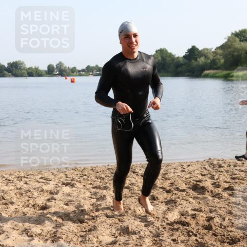 15.06.2025 - 27. Vierlanden-Triathlon Lena Gebhardt http://msf.ph/oto/8047499 15.06.2025 08:48:47 Schwimmen 19, 115, 144 meine-sportfotos.de
