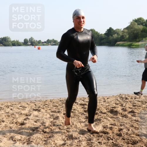 15.06.2025 - 27. Vierlanden-Triathlon Lena Gebhardt http://msf.ph/oto/8047501 15.06.2025 08:48:47 Schwimmen 19, 115, 144 meine-sportfotos.de