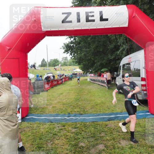 21.06.2025 - 27. Vierlanden-Triathlon MichiJ http://msf.ph/oto/8047506 15.06.2026 14:13:17 Ziel 1171, 1185 meine-sportfotos.de