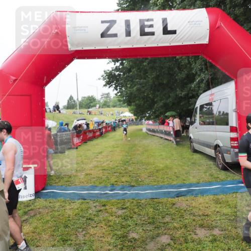 21.06.2025 - 27. Vierlanden-Triathlon MichiJ http://msf.ph/oto/8047508 15.06.2026 14:13:18 Ziel 1171, 1185 meine-sportfotos.de