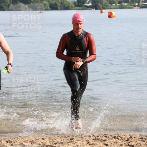 15.06.2025 - 27. Vierlanden-Triathlon Lena Gebhardt http://msf.ph/oto/8047515 15.06.2025 08:48:51 Schwimmen 19, 115, 144 meine-sportfotos.de