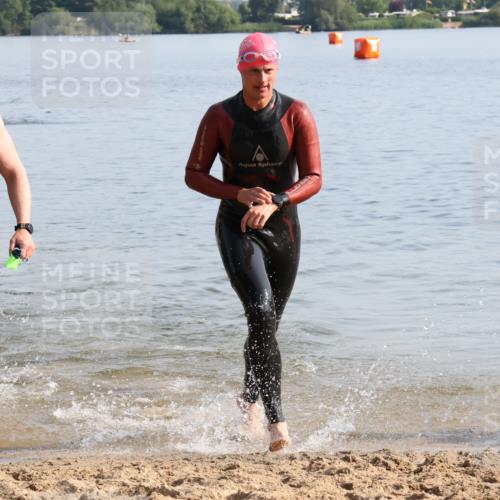 15.06.2025 - 27. Vierlanden-Triathlon Lena Gebhardt http://msf.ph/oto/8047517 15.06.2025 08:48:51 Schwimmen 19, 115, 144 meine-sportfotos.de