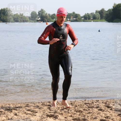 15.06.2025 - 27. Vierlanden-Triathlon Lena Gebhardt http://msf.ph/oto/8047519 15.06.2025 08:48:52 Schwimmen 19, 115, 144 meine-sportfotos.de