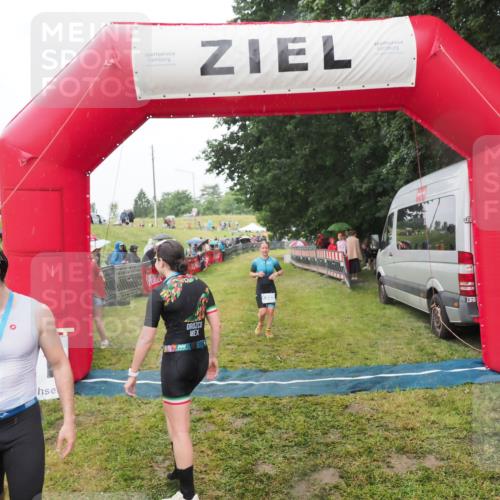 21.06.2025 - 27. Vierlanden-Triathlon MichiJ http://msf.ph/oto/8047522 15.06.2026 14:13:22 Ziel 1171, 1227 meine-sportfotos.de