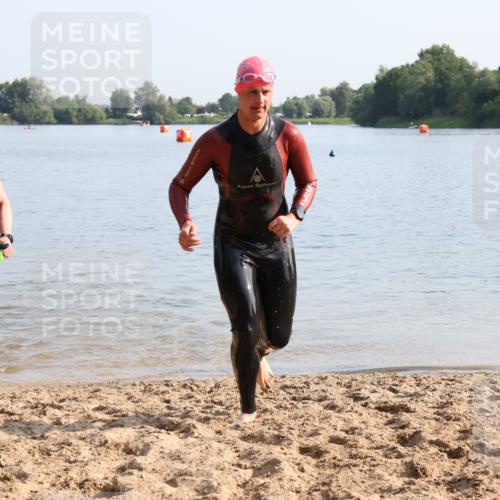 15.06.2025 - 27. Vierlanden-Triathlon Lena Gebhardt http://msf.ph/oto/8047523 15.06.2025 08:48:53 Schwimmen 19, 115, 144 meine-sportfotos.de