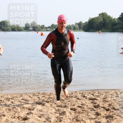 15.06.2025 - 27. Vierlanden-Triathlon Lena Gebhardt http://msf.ph/oto/8047525 15.06.2025 08:48:53 Schwimmen 19, 115, 144 meine-sportfotos.de
