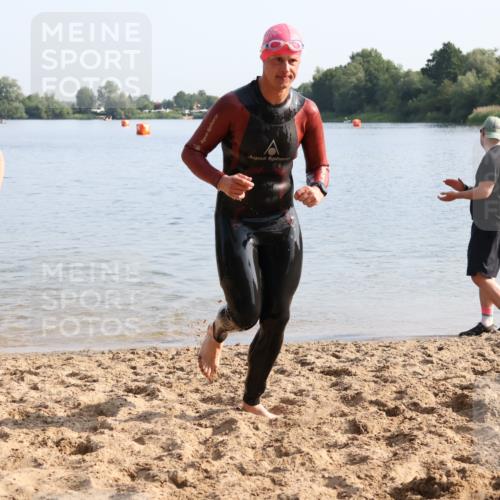 15.06.2025 - 27. Vierlanden-Triathlon Lena Gebhardt http://msf.ph/oto/8047526 15.06.2025 08:48:53 Schwimmen 19, 115, 144 meine-sportfotos.de