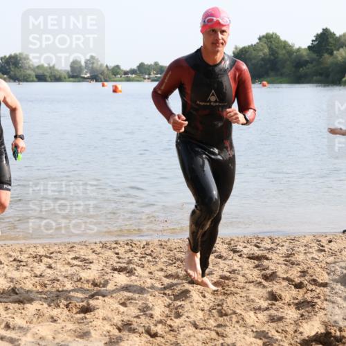 15.06.2025 - 27. Vierlanden-Triathlon Lena Gebhardt http://msf.ph/oto/8047528 15.06.2025 08:48:53 Schwimmen 19, 115, 144 meine-sportfotos.de