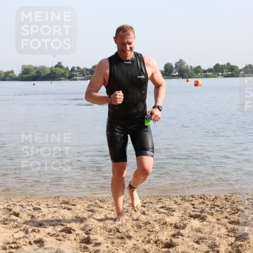 15.06.2025 - 27. Vierlanden-Triathlon Lena Gebhardt http://msf.ph/oto/8047530 15.06.2025 08:48:54 Schwimmen 19, 115, 144 meine-sportfotos.de