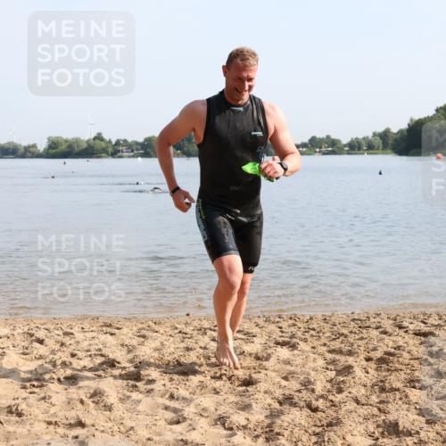 15.06.2025 - 27. Vierlanden-Triathlon Lena Gebhardt http://msf.ph/oto/8047534 15.06.2025 08:48:55 Schwimmen 19, 115, 144 meine-sportfotos.de